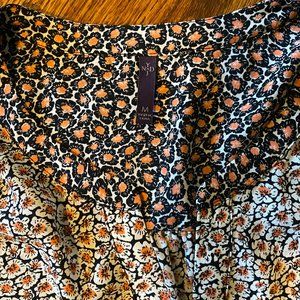 LAST CHANCE: NYDJ Black/Orange Floral V-Neck Blouse - Size Medium